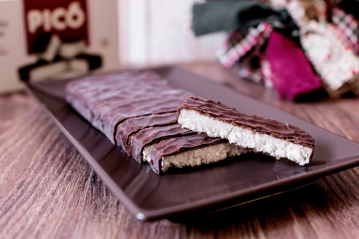 Bocados exóticos de turrón de coco bañado en chocolate