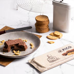 Turrón de chocolate crujiente con galleta María en un plato, con galletas y su envase Picó