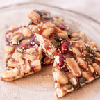 Trozos de turrón cristal con almendras, pipas y frutos rojos