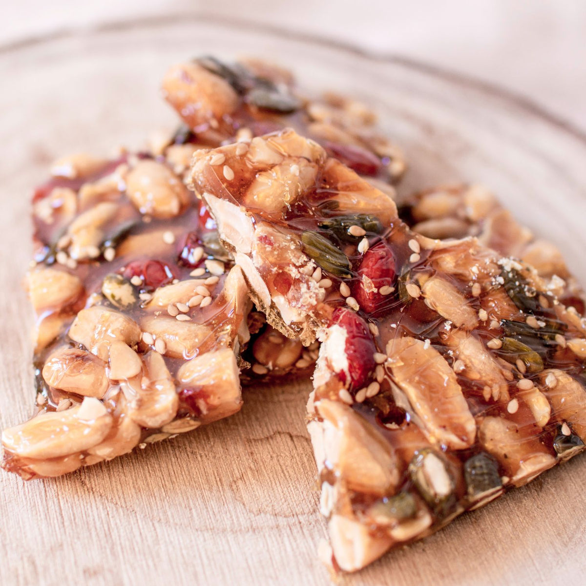 Trozos de turrón cristal con almendras, pipas y frutos rojos