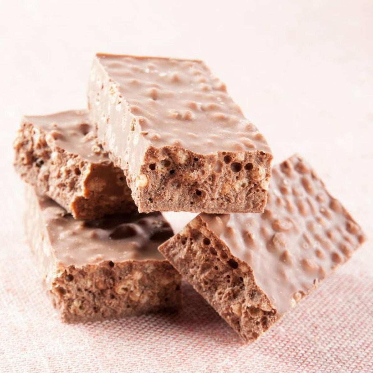 Trozos de turrón de chocolate crujiente de arroz inflado apilados
