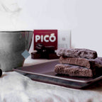 Porciones de turrón de chocolate al whisky en una bandeja, con la caja Picó detrás