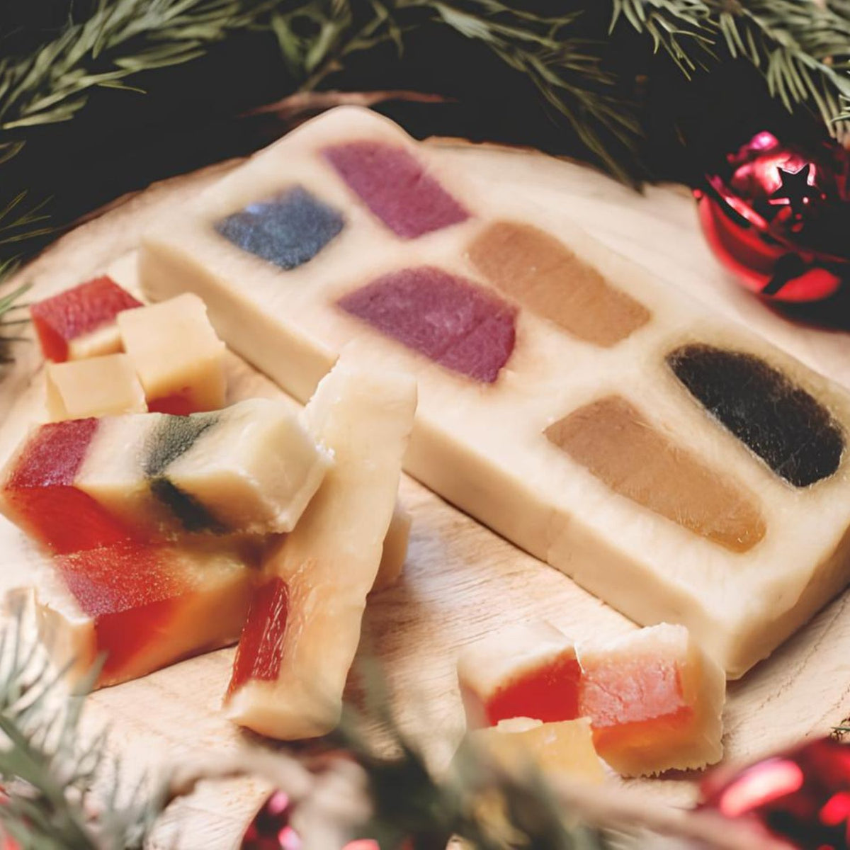 Turrón de fruta cortado: mazapán con frutas confitadas de colores, con decoración navideña