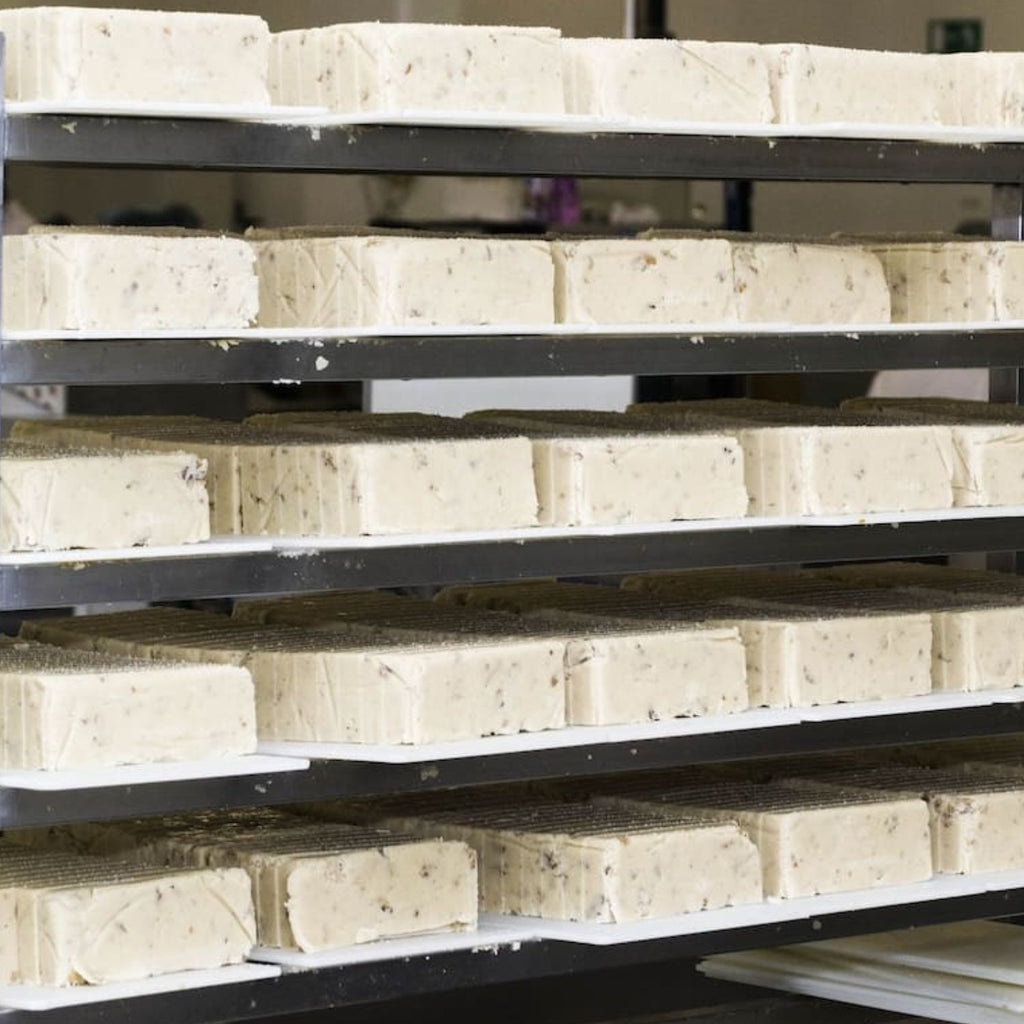 Bloques de turrón de nata y nueces reposando en bandejas en la fábrica de Picó