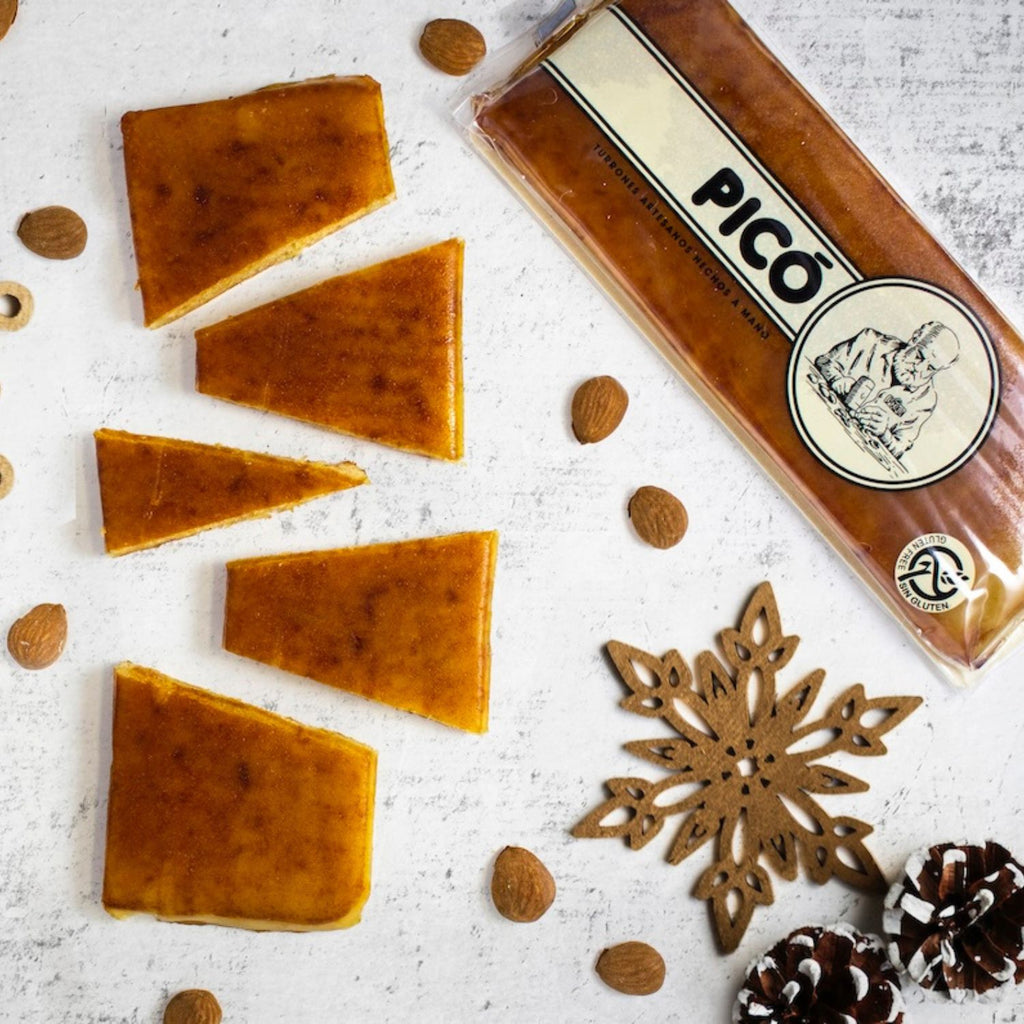 Triángulos de turrón de yema tostada hecho a mano junto a su tableta Picó, con almendras