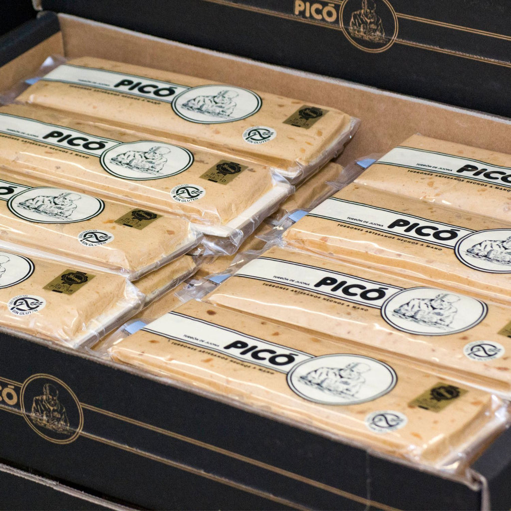 Tabletas de turrón hecho a mano Picó colocadas en su caja