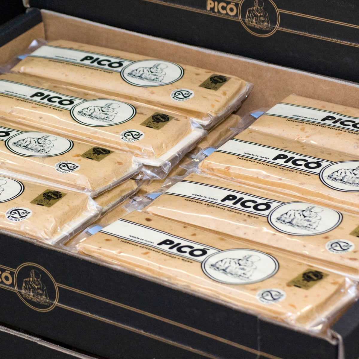 Tabletas de turrón hecho a mano Picó colocadas en su caja
