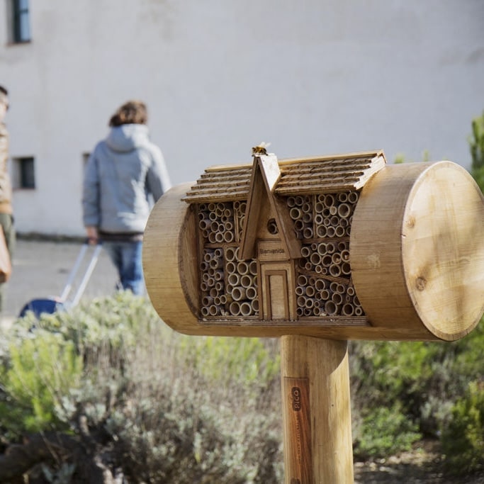 Hotel de abejas de madera junto a los campos de Jijona