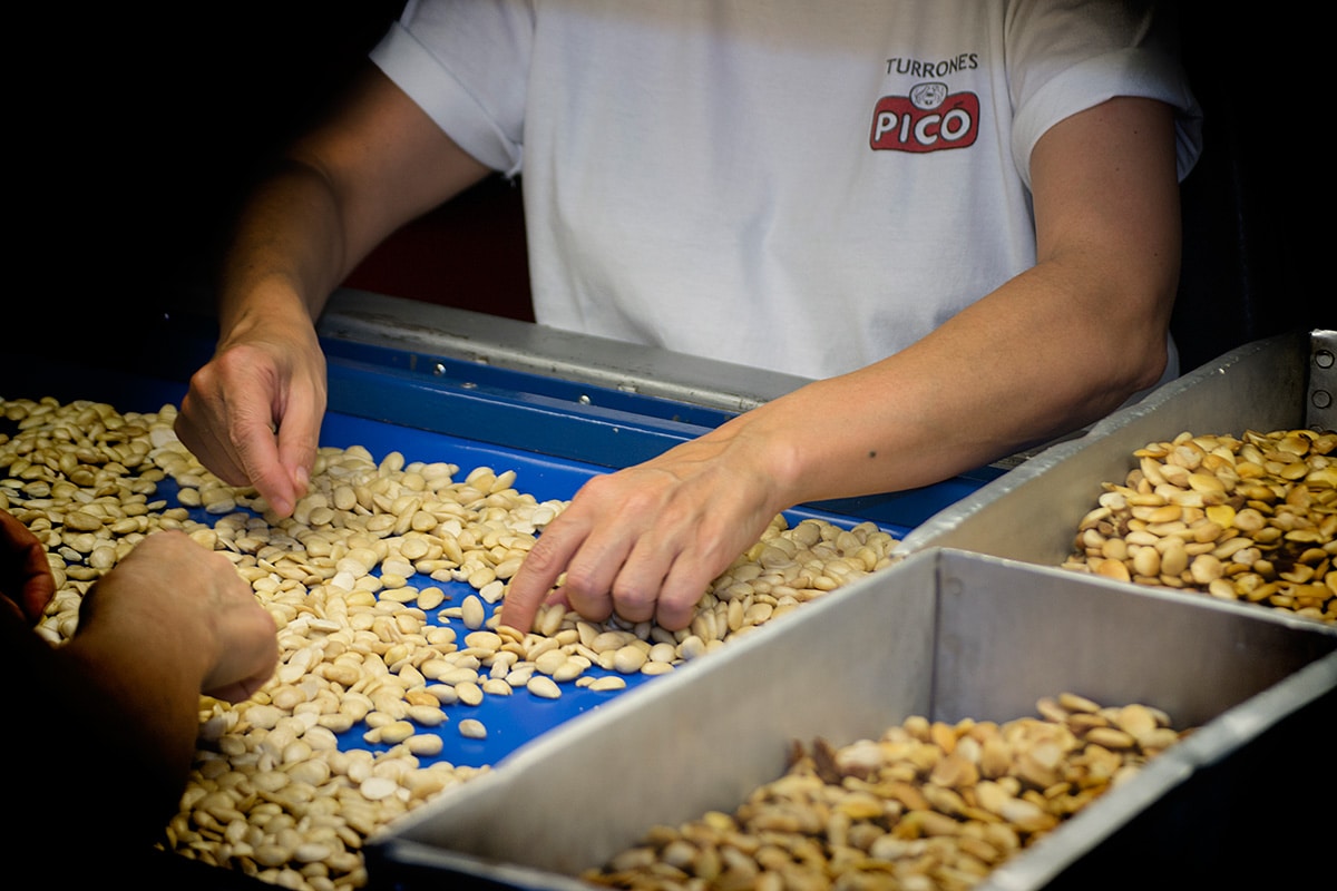 Operaria de Turrones Picó seleccionando almendras a mano