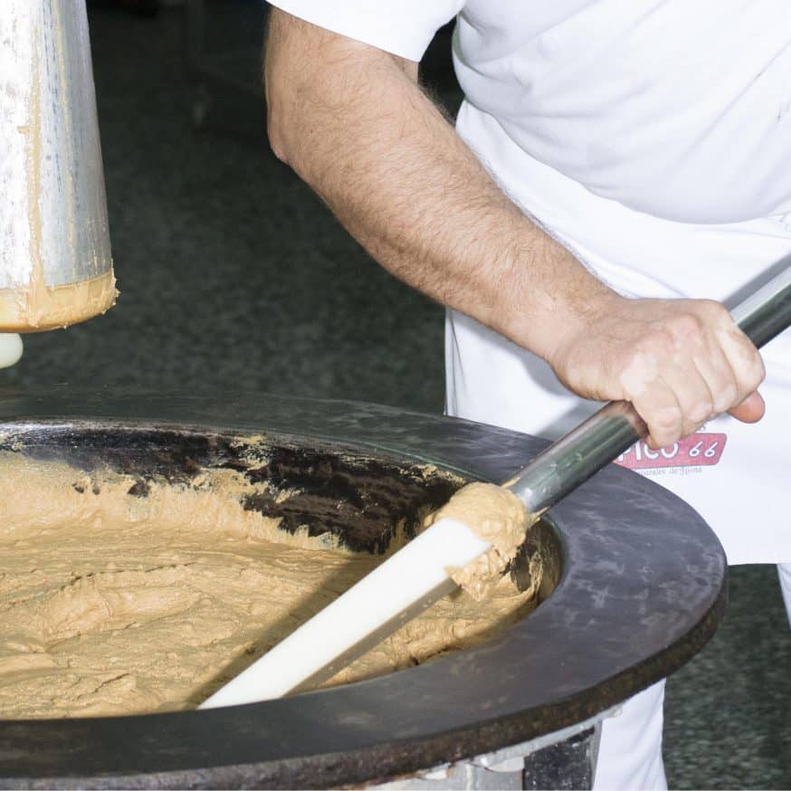 Turrón de Jijona cortado en porciones