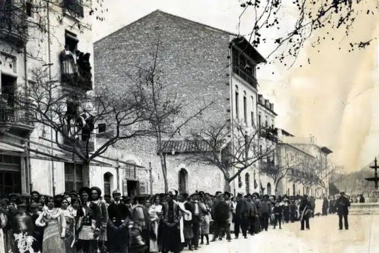 Fotografía antigua de una calle de Jijona con vecinos congregados