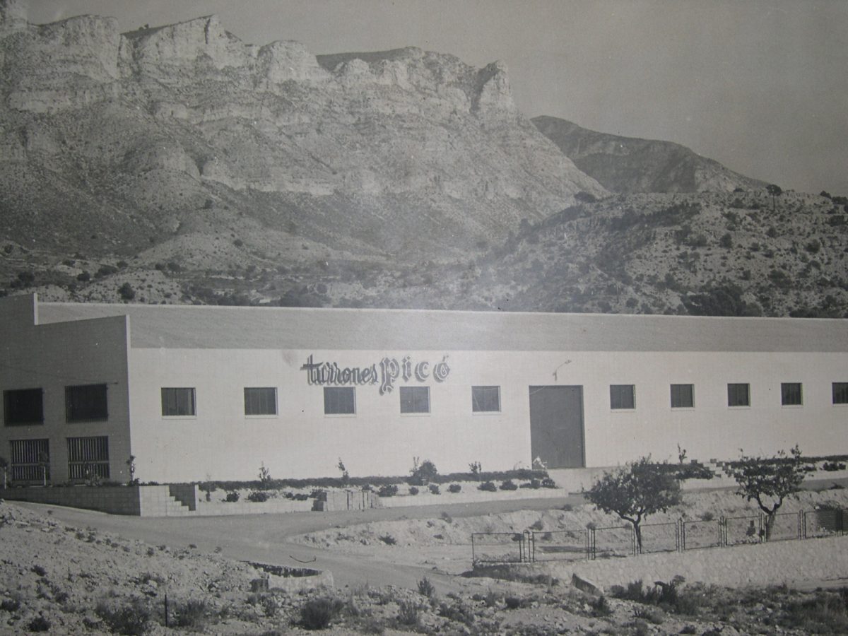 1975 Imagen general de la fabrica de turrones picó