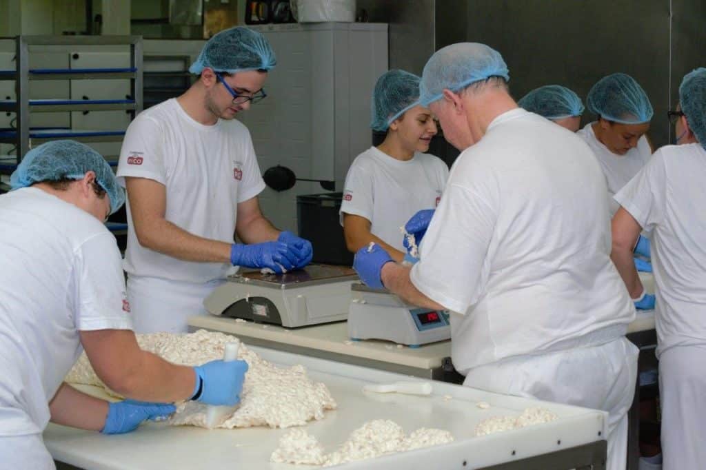 Artesanos elaborando turrón de Alicante en Turrones Picó