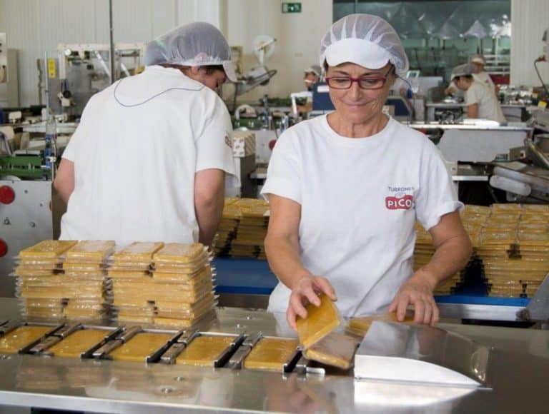 Mujer envasando turrón de yema de Turrones Picó Jijona