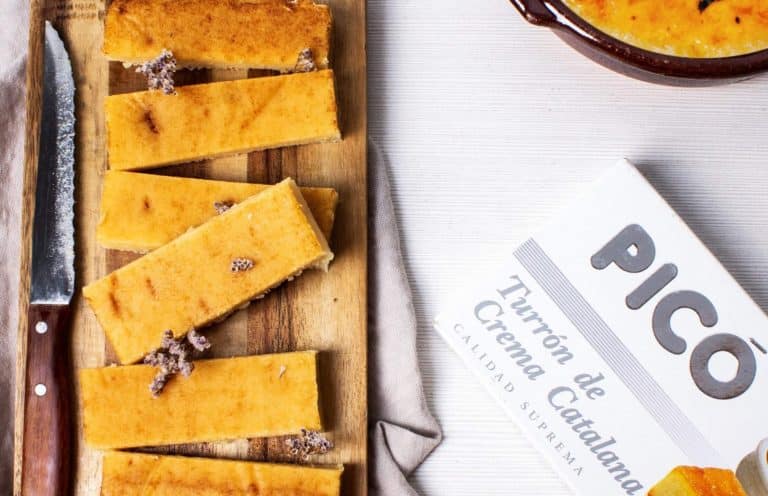 Turrón de crema catalana Picó cortado en porciones sobre tabla de madera